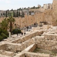Le parc archéologique aux abords des murs de la Veille ville de Jérusalem (Crédit : Shmuel Bar-Am)
