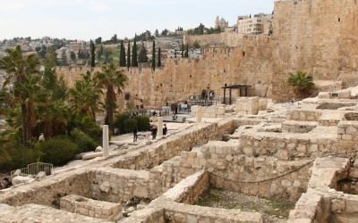 Le parc archéologique aux abords des murs de la Veille ville de Jérusalem (Crédit : Shmuel Bar-Am)