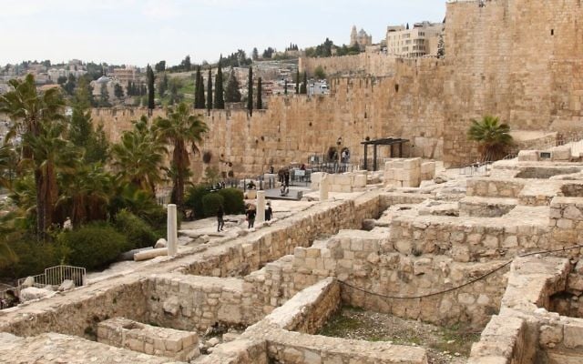 Le parc archéologique aux abords des murs de la Veille ville de Jérusalem (Crédit : Shmuel Bar-Am)