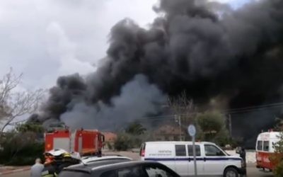 Incendie du dépôt de feux d'artifices de Porat, localité côtière proche de Netanya, le 14 mars 2017. (Crédit : capture d'écran)