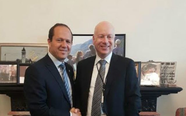 Nir Barkat, maire de Jérusalem, (à gauche) et Jason Greenblatt, envoyé spécial du président américain Donald Trump, à la Maison Blanche, le 25 mars 2017. (Crédit : municipalité de Jérusalem)