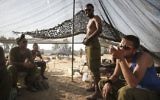 Des soldats bédouins de Tsahal dans une tente montée dans un champ à proximité de la frontière de Gaza dans le sud d'Israël, le 6 juillet 2014. (Crédit : (Hadas Parush/Flash90)