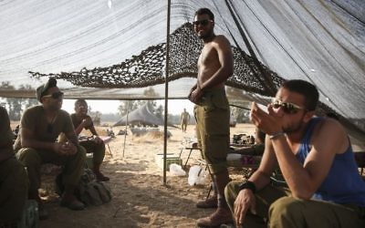 Des soldats bédouins de Tsahal dans une tente montée dans un champ à proximité de la frontière de Gaza dans le sud d'Israël, le 6 juillet 2014. (Crédit : (Hadas Parush/Flash90)