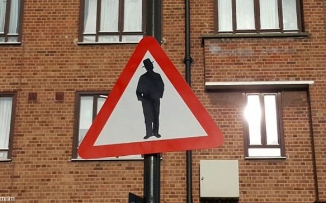 Le panneau "Attention aux Juifs" placé sur un lampadaire à Stamford Hill, à Londres, en mars 2017. (Crédit : Shomrim/Twitter)