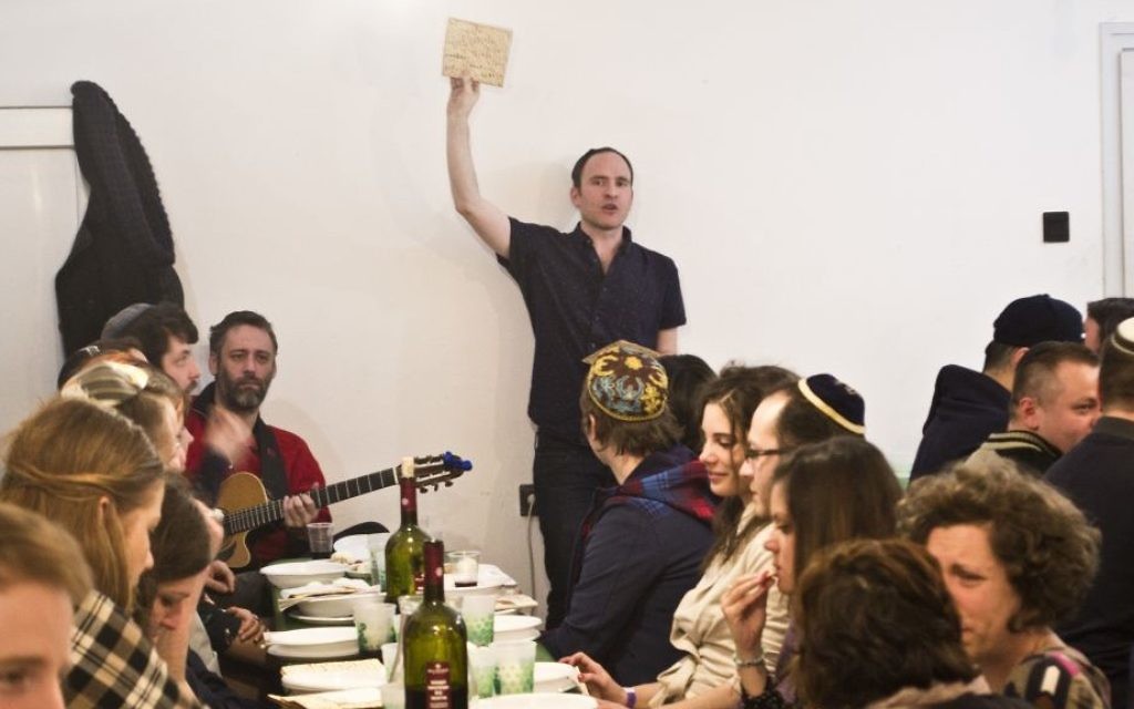 Adam Schonberger, debout, avec les autres participants lors du dîner de seder au centre communautaire juif d'Aurora de Budapest, le 22 avril 2016 (Autorisation : Marom via JTA) Adam Schonberger, debout, avec les autres participants lors du dîner de seder au centre communautaire juif d'Aurora de Budapest, le 22 avril 2016 (Autorisation : Marom via JTA)