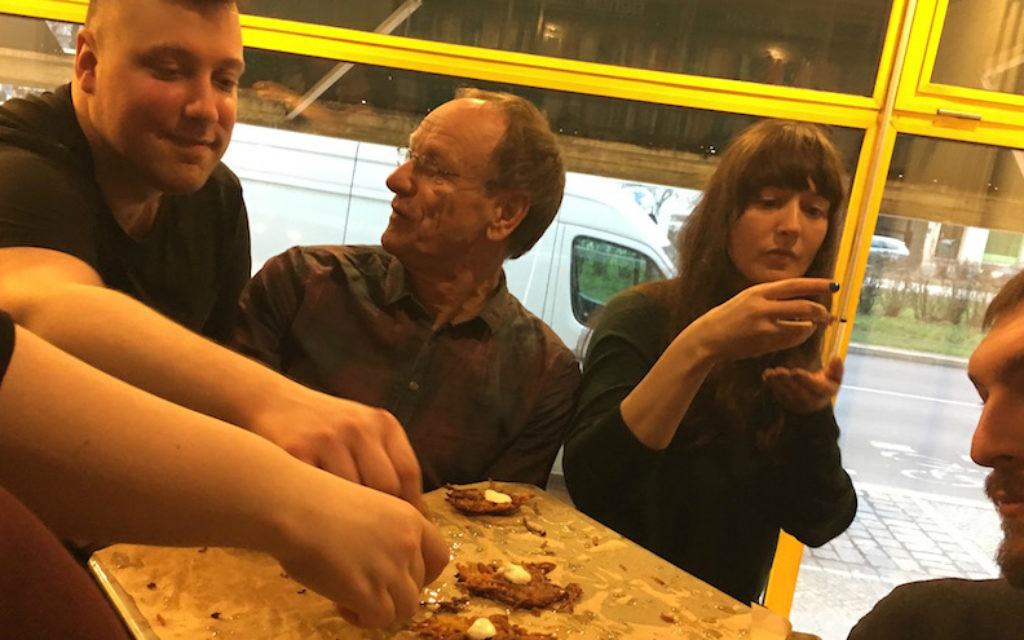 Les participants à un événement le 20 mars célébrant la cuisine juive polonaise - dans le cadre de la "toute première semaine de la gastronomie juive" de Berlin - dégustent des latkès de pommes de terre fraîchement préparés. (Toby Axelrod/via JTA)