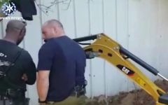 La police a découvert de la cocaïne dans u bac à sable d'une aire de jeux de Lod, le 25 mars 2017. (Crédit : capture d'écran YouTube)