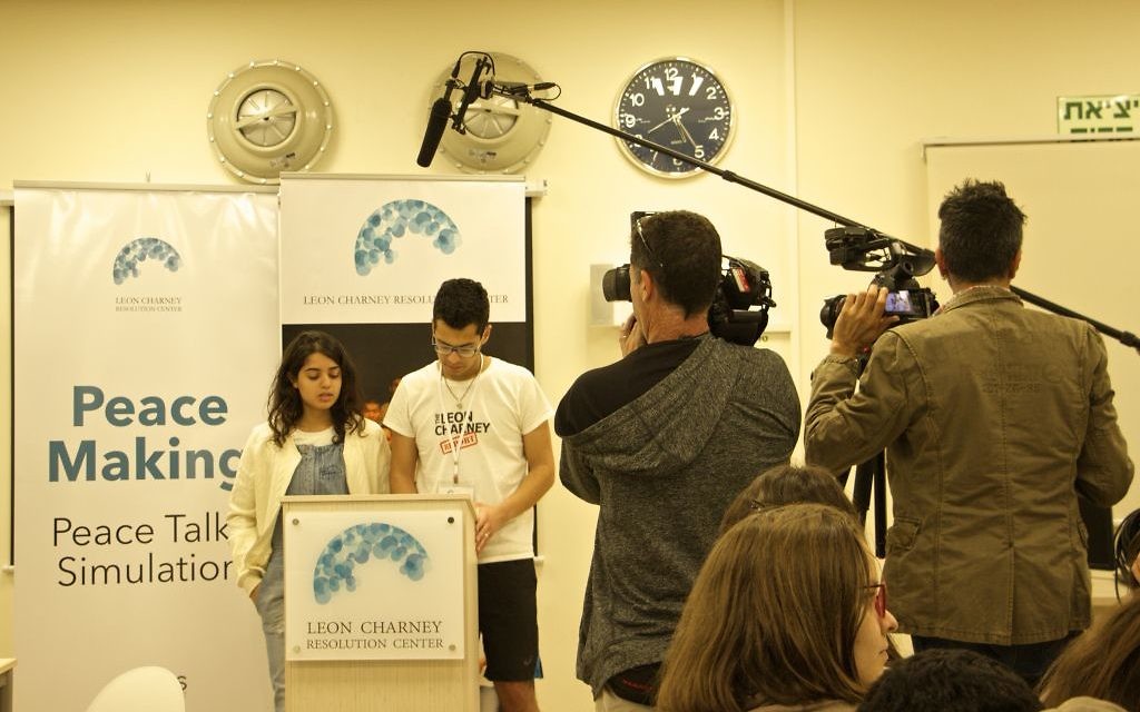 Des étudiants de l'Eastern Mediterranean International Boarding School (EMIS) à Kfar Hayarok, simulent des négociations de paix, le 2 mars 2017 . (Crédit : Dov Lieber / Times of Israel)