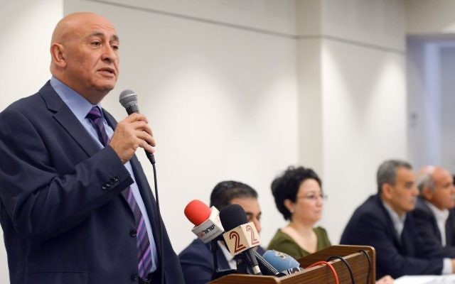 L'ancien député Basel Ghattas pendant une conférence de presse avec les autres membres du parti Balad à Nazareth, le 17 mars 2017. (Crédit : Basel Awidat/Flash90) L'ancien député Basel Ghattas pendant une conférence de presse avec les autres membres du parti Balad à Nazareth, le 17 mars 2017. (Crédit : Basel Awidat/Flash90)