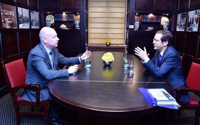 Isaac Herzog, chef de l'opposition, à droit, avec l'envoyé spécial pour les négociations internationales du président Trump, Jason Greenblatt, le 16 mars 2017. (Crédit : Rafi Ben Hinon) Isaac Herzog, chef de l'opposition, à droit, avec l'envoyé spécial pour les négociations internationales du président Trump, Jason Greenblatt, le 16 mars 2017. (Crédit : Rafi Ben Hinon)