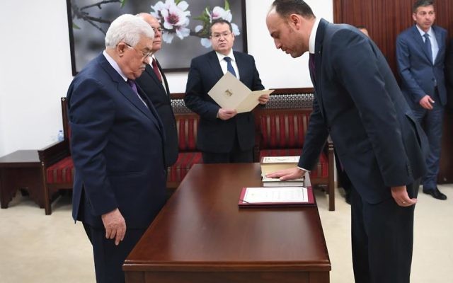 Husam Zomlot prête serment devant le président de l'Autorité palestinienne Mahmoud Abbas pour devenir le chef de la délégation générale de l'OLP aux Etats-Unis, le 7 mars 2017. (Crédit : Usama Falah/WAFA)