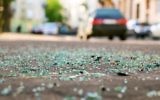 Illustration : Des débris de verre sur la route après un accident de voiture. (Crédit : Berezko, iStock Getty Images)