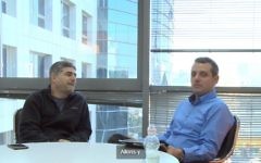 Le faux journaliste 'Jerome' (à gauche) et Yossi Taguri (Yallo), un très bon client pour l'humoriste (Crédit; capture d'écran Youtube/Jerome interview start-up nation)
