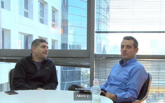 Le faux journaliste 'Jerome' (à gauche) et Yossi Taguri (Yallo), un très bon client pour l'humoriste (Crédit; capture d'écran Youtube/Jerome interview start-up nation) Le faux journaliste 'Jerome' (à gauche) et Yossi Taguri (Yallo), un très bon client pour l'humoriste (Crédit; capture d'écran Youtube/Jerome interview start-up nation)