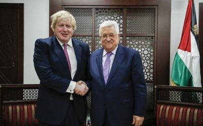 Boris Johnson, ministre britannique des Affaires étrangères, et Mahmoud Abbas, président de l'Autorité palestinienne, à Ramallah, en Cisjordanie, le 8 mars 2017. (Crédit : Abbas Momani/AFP)