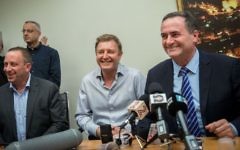 Ziv Aviram, le président et directeur exécutif de Mobileye, au centre, avec le ministre israélien des Transports Yisrael Katz, à droite, et le PDG d'Intel Israël Yaniv Garty pendant une conférence de presse au ministère des Transports, à Jérusalem, le 14 mars 2017. (Crédit : Yonatan Sindel/Flash90)