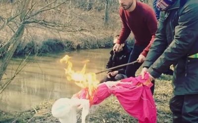 Image d'illustration de Polonais en train de fêter le premier jour du printemps en brûlant l'effigie de Marzanna avant de la jeter dans la Vistule. (Capture d'écran: YouTube)
