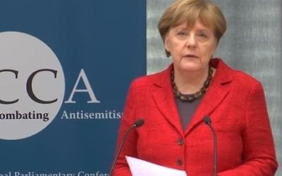 La chancelière allemande Angela Merkel lors d’une allocution prononcée devant la coalition interparlementaire de lutte contre l’antisémitisme, le 14 mars 2016. (Crédit : capture d’écran YouTube)