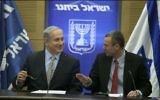 Le Premier ministre Benjamin Netanyahu (à gauche) et Yariv Levin (à droite), à la Knesset, le 19 mai 2014. (Crédit : Flash90)