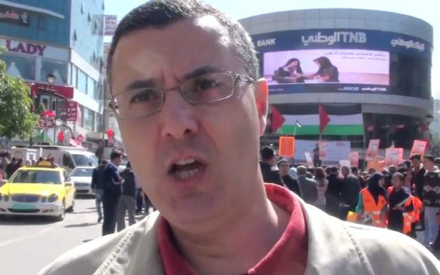 Omar Barghouti, cofondateur du mouvement BDS, pendant un rassemblement pro-boycott à Ramallah, en février 2016. (Crédit : capture d'écran YouTube) Omar Barghouti, cofondateur du mouvement BDS, pendant un rassemblement pro-boycott à Ramallah, en février 2016. (Crédit : capture d'écran YouTube)