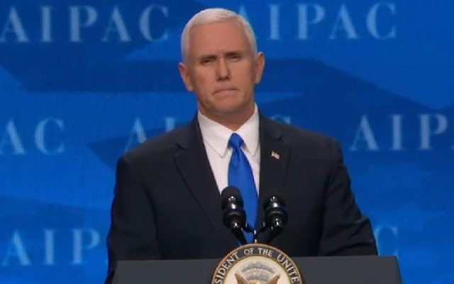 Le vice-président américain Mike Pence pendant la conférence politique annuelle de l'AIPAC, à Washington, D.C., le 26 mars 2017. (Crédit : capture d'écran) Le vice-président américain Mike Pence pendant la conférence politique annuelle de l'AIPAC, à Washington, D.C., le 26 mars 2017. (Crédit : capture d'écran)