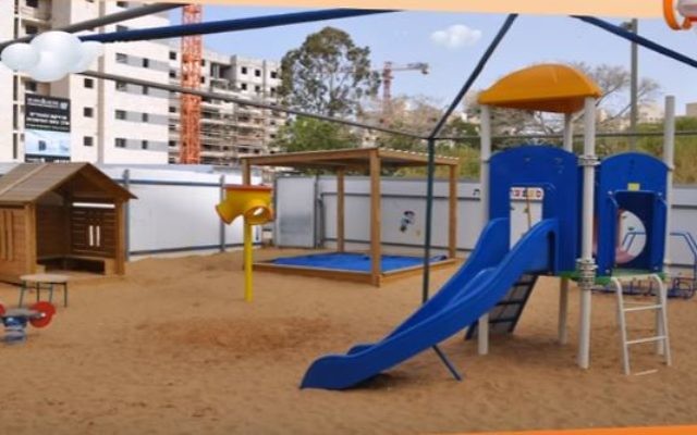 Illustration d'un jardin d'enfants à Petah Tikva (Crédit : capture d'écran YouTube)