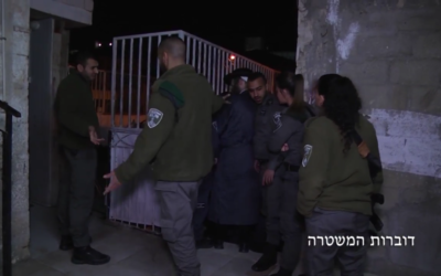 Arrestation d'hommes ultra-orthodoxes suspectés de crimes sexuels, le 27 mars 2017. (Crédit : Capture d'écran/ Police israélienne)