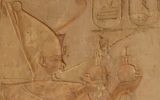 Relief représentant Psammétique Ier faisant une offrande au dieu Rê-Horakhty, dans la Tombe de Pabasa à Thèbes. (Crédit : Neithsabes/Domaine public/WikiCommons)