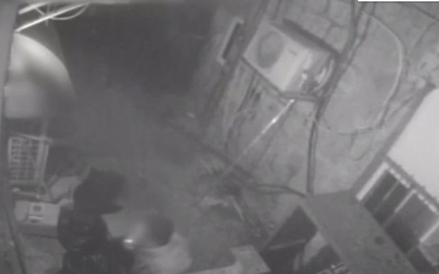 Les caméras de surveillance montrent le suspect avec une cigarette allumée en bouche, dans un café de Jérusalem, en mars 2017. (Crédit : Capture d'écran YouTube) Les caméras de surveillance montrent le suspect avec une cigarette allumée en bouche, dans un café de Jérusalem, en mars 2017. (Crédit : Capture d'écran YouTube)