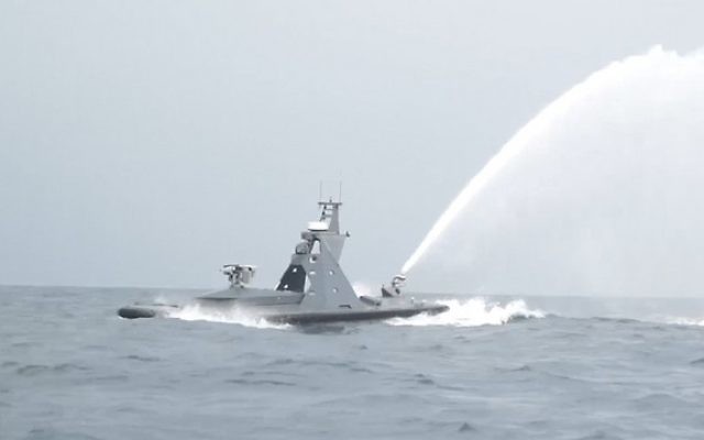 Un navire sans équipage de la marine israélienne effectue un tir d'essai au large des côtes d'Ashkelon le 7 mars 2017. (Crédit : porte -parole de l'armée)