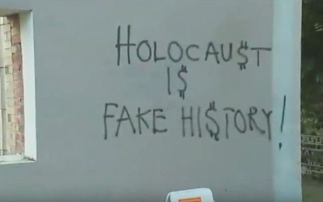 Graffiti antisémite et négationniste retrouvé sur le mur d'une synagogue réformée de Seattle en mars 2017. (Crédit : capture d'écran YouTube) Graffiti antisémite et négationniste retrouvé sur le mur d'une synagogue réformée de Seattle en mars 2017. (Crédit : capture d'écran YouTube)