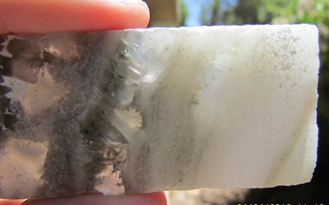 Un morceau de l'échantillon géologique prélevé à 450 mètres de profondeur dans le fond marin de la mer Morte révèle des couches de boue de la saison des pluies sur la gauche et des couches de dépôts de sel, pendant la saison sèche, à droite. (Créidit : Autorisation Yael Kiro / Observatoire de la Terre de Lamont-Doherty) Un morceau de l'échantillon géologique prélevé à 450 mètres de profondeur dans le fond marin de la mer Morte révèle des couches de boue de la saison des pluies sur la gauche et des couches de dépôts de sel, pendant la saison sèche, à droite. (Créidit : Autorisation Yael Kiro / Observatoire de la Terre de Lamont-Doherty)