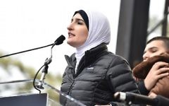 Linda Sarsour sur la scène de la Marche des Femmes de Washington, D.C., le 21 janvier 2017. (Crédit : Theo Wargo/Getty Images)