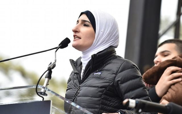 Linda Sarsour sur la scène de la Marche des Femmes de Washington, D.C., le 21 janvier 2017. (Crédit : Theo Wargo/Getty Images) Linda Sarsour sur la scène de la Marche des Femmes de Washington, D.C., le 21 janvier 2017. (Crédit : Theo Wargo/Getty Images)