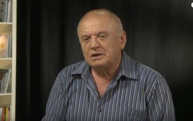 Avraham Sharir, ancien diplomate israélien et ancien ministre du Likud, en août 2014. (Crédit : capture d'écran YouTube)