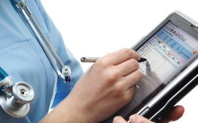 Une infirmière qui utilise une application de santé numérique. Illustration. (Crédit : autorisation)