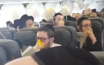 Des Juifs ultra-orthdoxes d'un vol entre Londres et Rzeszow, en Pologne, qui a du faire un atterrissage d'urgence à Amsterdam, le 19 mars 2017. (Crédit : Twitter/Hiemishe LIVE NEWS)