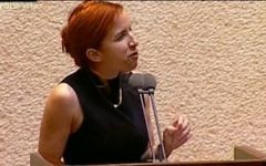 La députée Stav Shaffir Union sioniste ) face à la Knesset le 7 mars 2017. (Capture d'écran YouTube)