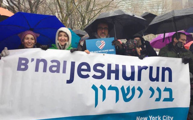 Les fidèles de Bnai Jeshurun lors d'un rassemblement pour les réfugiés de l'HIAS au mois de février 2017 (Crédit : Autorisation Bnai Jeshurun) Les fidèles de Bnai Jeshurun lors d'un rassemblement pour les réfugiés de l'HIAS au mois de février 2017 (Crédit : Autorisation Bnai Jeshurun)