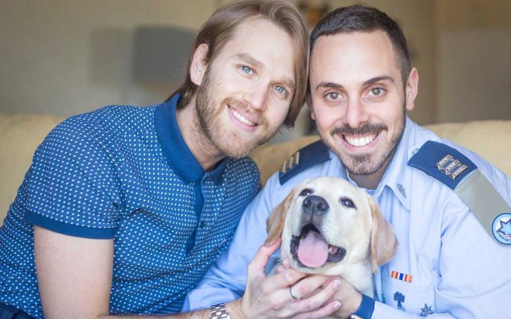 Adir Gabbai et Dean, un couple gay, mis en avant pour la Journée de la famille par l'Armée de l'air israélienne, en mars 2017. (Crédit: Tweeter/IAF) Adir Gabbai et Dean, un couple gay, mis en avant pour la Journée de la famille par l'Armée de l'air israélienne, en mars 2017. (Crédit: Tweeter/IAF)