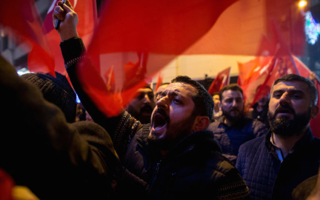 Manifestation devant le consulat turc à Istanbul le 12 mars 2017. (Crédit : Chris McGrath/Getty Images) Manifestation devant le consulat turc à Istanbul le 12 mars 2017. (Crédit : Chris McGrath/Getty Images)