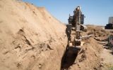 Un tunnel du Hamas entrant en Israël depuis la bande de Gaza découvert par l'armée israélienne, le 5 mai 2016. (Crédit : unité des porte-paroles de l'armée israélienne)