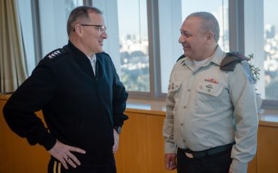 Le général Curtis M. Scaparrotti, chef du Commandement européen des Etats-Unis, et le chef d'Etat-major de l'armée israélienne, Gadi Eizenkot, au siège de Tsahal à Tel Aviv, le 6 mars 2017. (Crédit : unité des porte-paroles de l'armée israélienne)