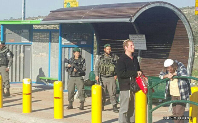 Des soldats israéliens aux abords du carrefour de Tapuah, en Cisjordanie, le 5 mars 2017 (Crédit : police israélienne)