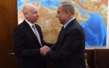 Jason Greenblatt et le Premier ministre Benjamin Netanyahu, le 13 mars 2017. (Crédit : GPO)