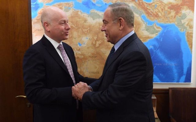 Jason Greenblatt et le Premier ministre Benjamin Netanyahu, le 13 mars 2017. (Crédit : GPO)
