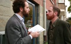 "Vous êtes juif ?" demande un   homme à son voisin, ce  qui poussera ce dernier, athée,  à trouver des réponses (Capture d'écran Youtube/Théatre Le Public)