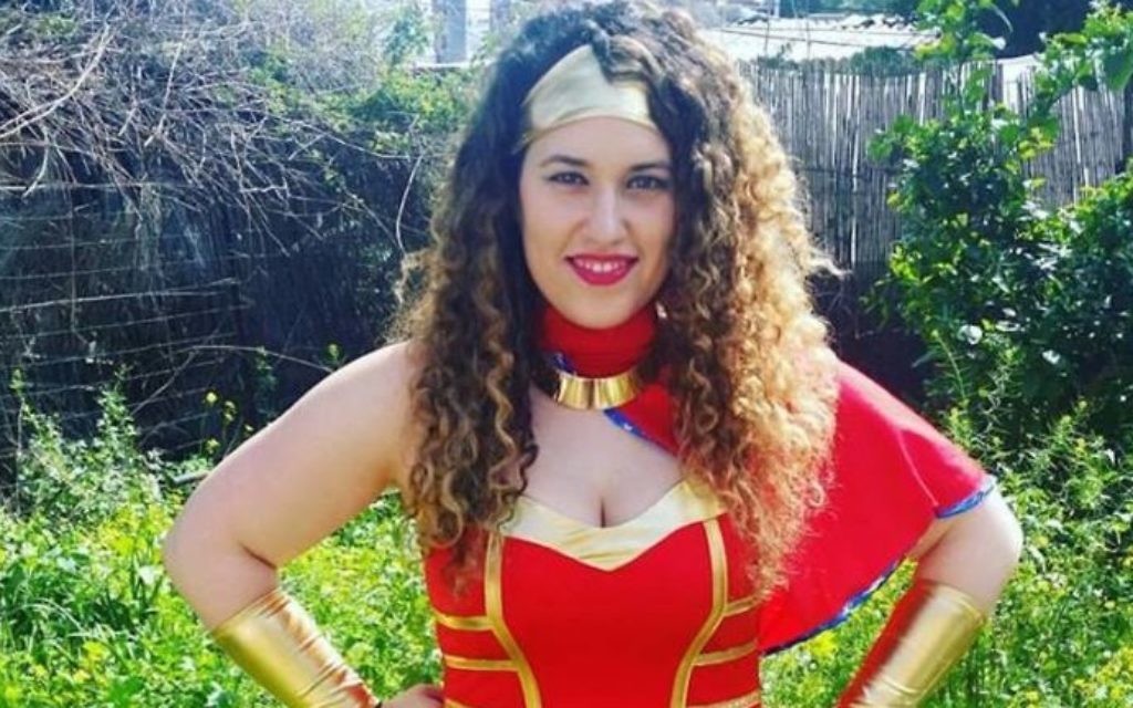 Eilit Rozin en costume de Wonder Woman prend la pose dans la maison d'amis de Tel Aviv avant la grande fête de Pourim dans la ville, le 10 mars 2017 (Autorisation : Eilit Rozin via JTA) Eilit Rozin en costume de Wonder Woman prend la pose dans la maison d'amis de Tel Aviv avant la grande fête de Pourim dans la ville, le 10 mars 2017 (Autorisation : Eilit Rozin via JTA)