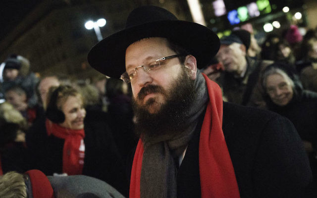 Rabbi Yehuda Teichtal lors d'une cérémonie de Hanoukka à la porte de Brandenburg à Berlin, le 22 décembre 2015 (Autorisation de  Teichtal/via JTA)