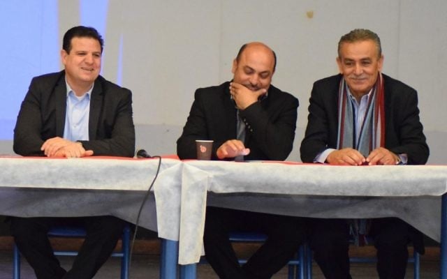 Les députés de la Liste arabe unie Ayman Odeh, à gauche, Masud Ghnaim, au centre et Jamal Zahalqsa à droite lors d'une conférence sur le bénévolat, à Kfar Qassem, le 4 mars 2017. (Crédit: autorisation)